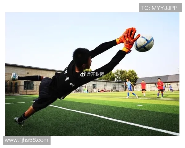 足球明星在绿茵场上的精彩瞬间与技艺展现的生动描写